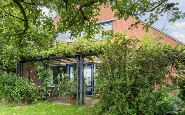 Te koop: prachtige onder architectuur gebouwde woning met naastliggend weiland